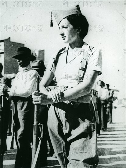 1936. Guerre d'Espagne: Une combattante en arme et en uniforme.