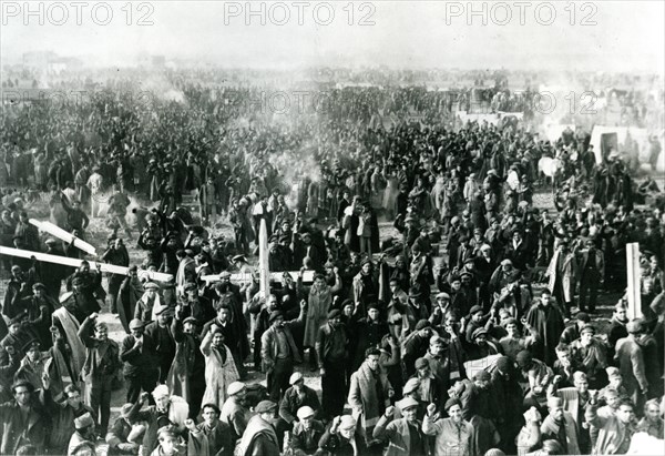 1936. Guerre d'Espagne: - 9 février 1939 – Réfugiés espagnols à la frontière, au camp d’Argeles (cliché Safara) .