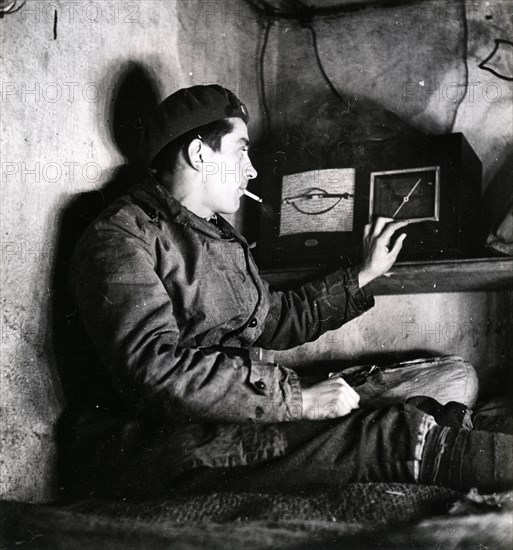 Guerre 39-45. Ligne Maginot. A l'intérieur, les hommes se détendent en écoutant la radio.