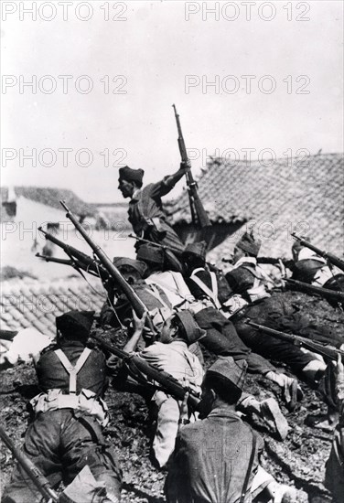 1936. Miliciens pendant la guerre d'Espagne. Ph. Rol.