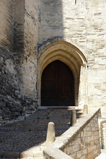 Palais des papes d'Avignon. Le palais des papes, à Avignon, est la plus grande des constructions gothiques du Moyen Âge. À la fois forteresse et palais, la résidence pontificale fut pendant le XIVe siècle le siège de la chrétienté d'Occident. Six conclaves se sont tenus dans le palais d'Avignon qui aboutirent à l'élection de Benoît XII, en 1335 ; de Clément VI, en 1342 ; d'Innocent VI, en 1352 ; d'Urbain V, en 1362 ; de Grégoire XI, en 1370, et de Benoît XIII, en 1394.