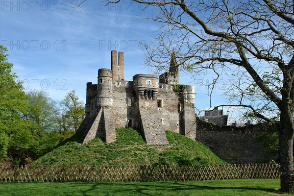 Donjon du château du Plessis-Macé