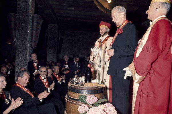 Maurice Couve de Murville lors d'une séance de la Confrérie des Chevaliers du Tastevin