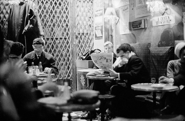 Clients d'une brasserie parisienne en 1958