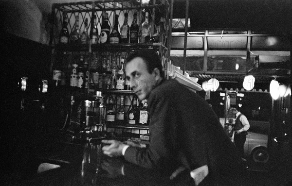 Client d'un bar parisien en 1958