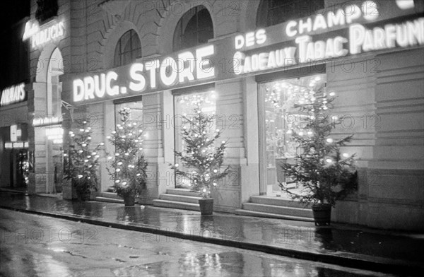 Le Dugstore Publicis de l'avenue des Champs-Elysées à Paris,1958