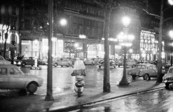 L'avenue des Champs-Elysées à Paris en 1958