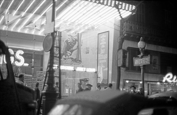 Le film "Les Vikings" à l'affiche dans un cinéma parisien, 1958