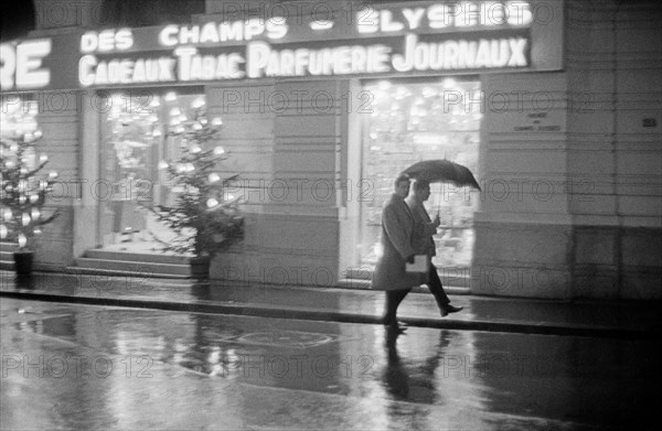 Le Dugstore Publicis de l'avenue des Champs-Elysées à Paris,1958