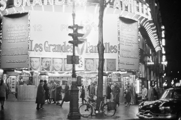 Le film "Les Grandes Familles" à l'affiche dans un cinéma parisien, 1958