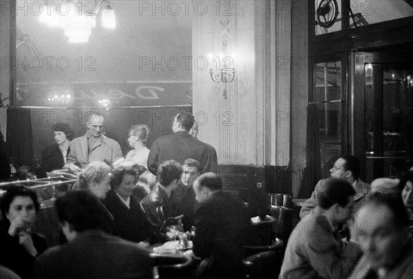 Clients attablés aux Deux Magots à Paris, 1958