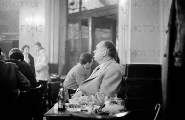 Clients attablés aux Deux Magots à Paris, 1958