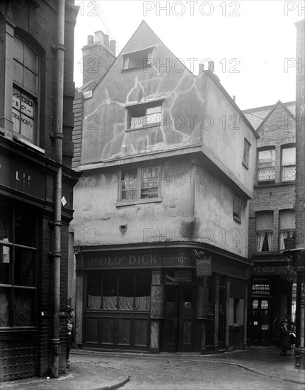 Dick Whittington Inn, Cloth Fair, London, 1913