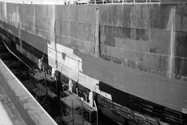 Men painting at Tilbury, Essex, c1945-c1965