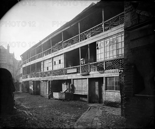 Exterior view of the King's Head, Borough High Street, Southwark, London, c1870