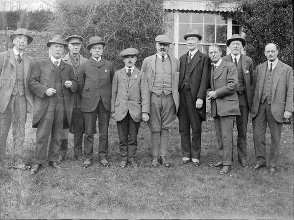 AC' group gathered at Agmerhurst near Northiam, East Sussex, 1919