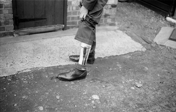 Tools smuggled into London Docks to steal from cargoes, c1945-c1965