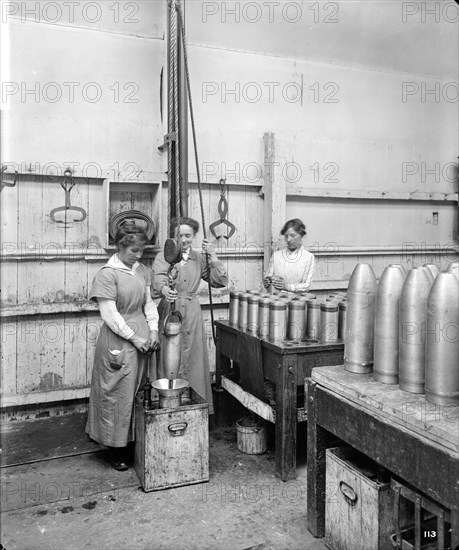 Checking Shells, Cunard Shell Works, Birkenhead, Merseyside, 1917