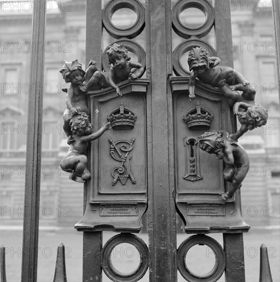 Gates of Buckingham Palace, Westminster, London, 1945-1980