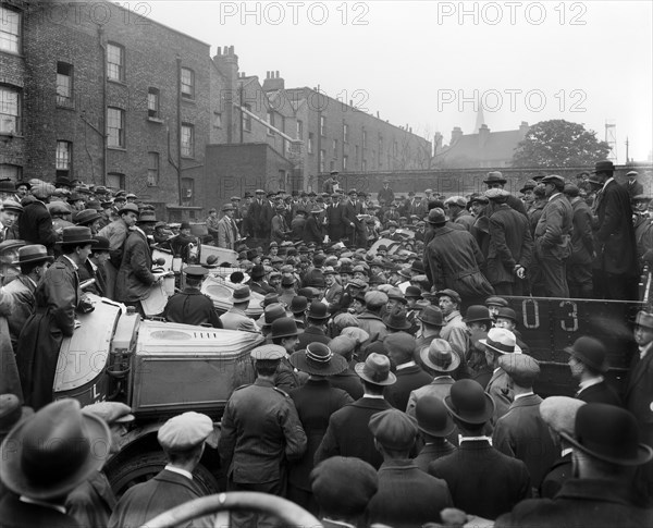 Car auction in Brixton Road, Brixton, London, 1919