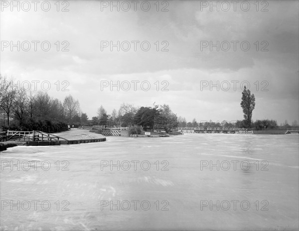 Caversham Lock, Caversham, Reading, Berkshire, 1883