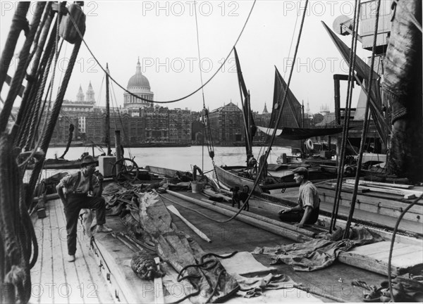 Men on a Thames barge, South Bank, Lambeth, London, early 20th century. Artist: George Davison Reid