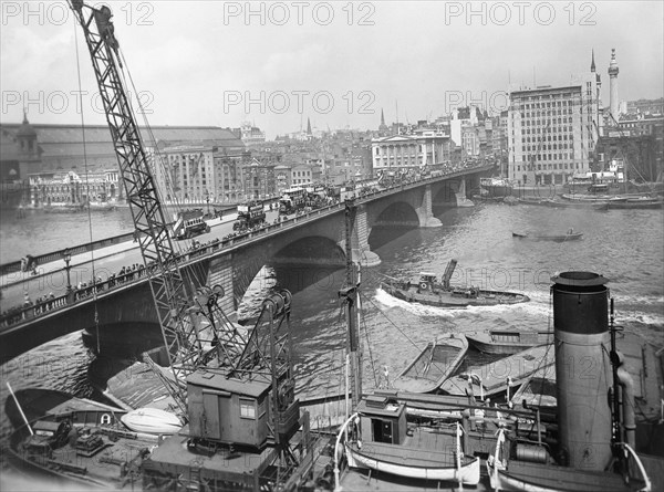 London Bridge, Southwark, London. Artist: George Davison Reid