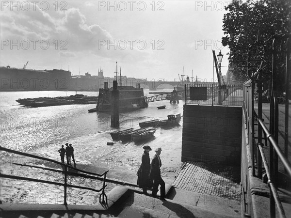 View upstream from near Traitor's Gate, City of London, before 1933. Artist: George Davison Reid
