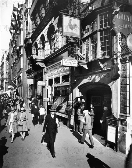 Ye Old Cock Tavern, Fleet Street, City of London, early 1920s. Artist: Unknown