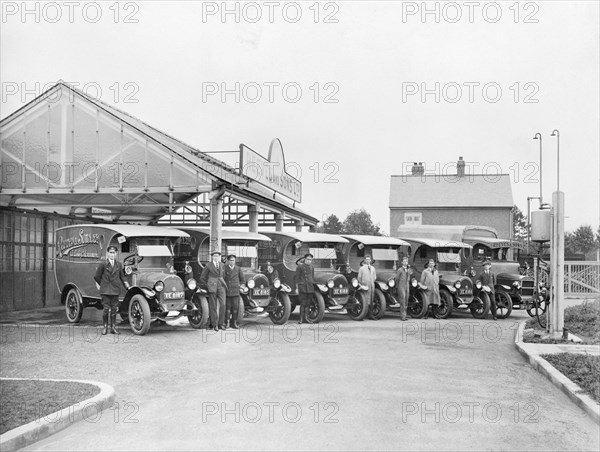 Reeves vans outside the factory, London, (c1930s?). Artist: Unknown