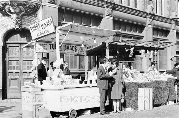 Tubby Isaacs' stall, Middlesex Street, Aldgate, London, (1960s?). Artist: Unknown