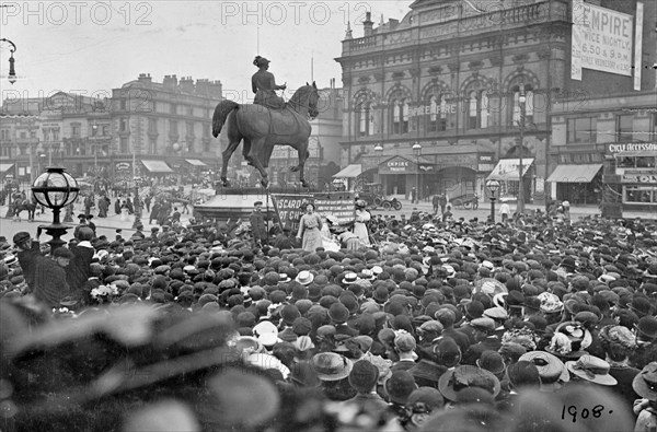 Four suffragettes speaking opposite the Empire Theatre, Liverpool, 1908. Artist: Unknown