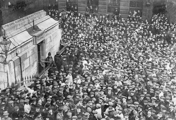 Onlookers gather at the Monument, London, captured by two suffragettes on 18th April 1913. Artist: Unknown