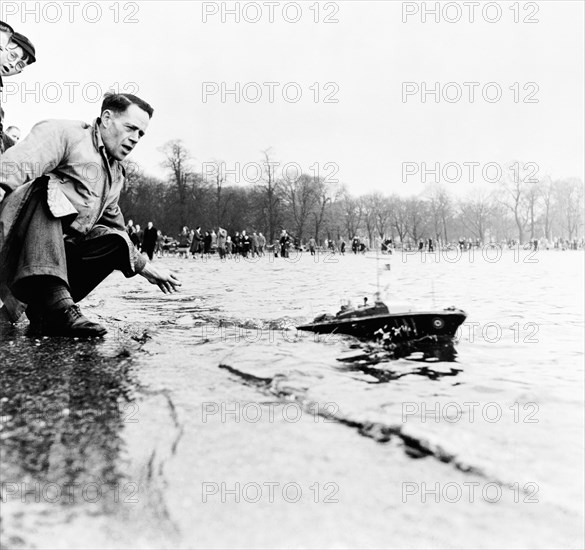 Round Pond, Kensington Gardens, London, c1950. Artist: Henry Grant