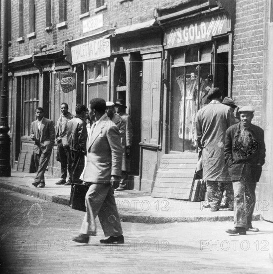 Notting Hill, London, 1940s. Creator: Henry Grant.