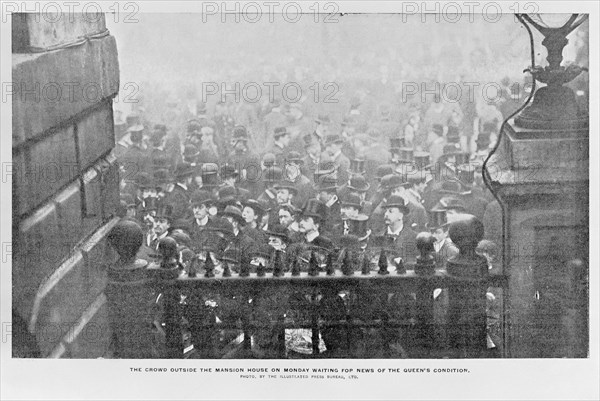 A crowd outside Mansion House, London wait for news of Queen Victoria's health, 1901. Artist: Unknown