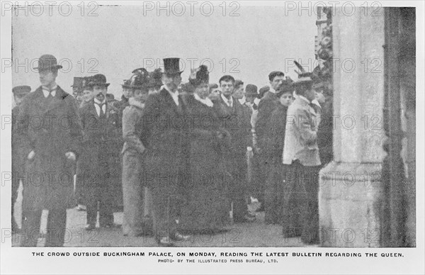 A crowd outside Buckingham Palace waiting for news of Queen Victoria's health, 1901. Artist: Unknown