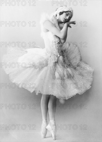 Anna Pavlova in 'Dying Swan' (Le Cygne), c1905. Artist: Unknown