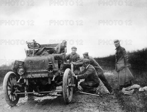 1000 Mile trial; SF Edge reparing a puncture, 1900. Artist: Unknown