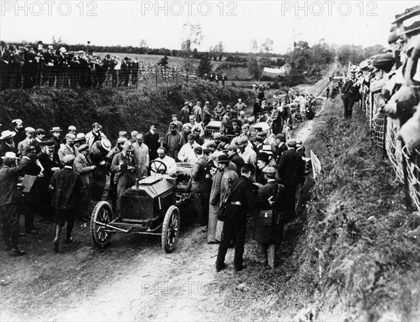 SF Edge in a Napier, 1903 Gordon Bennett race. Artist: Unknown