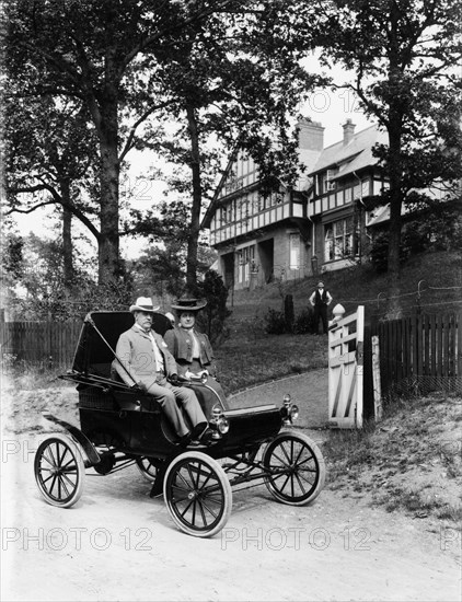 An Oldsmobile Curved Dash, 1902. Artist: Unknown