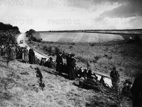 Spectators at the Kop Hill Climb, near Princes Risborough, Buckinghamshire, 1922. Artist: Unknown