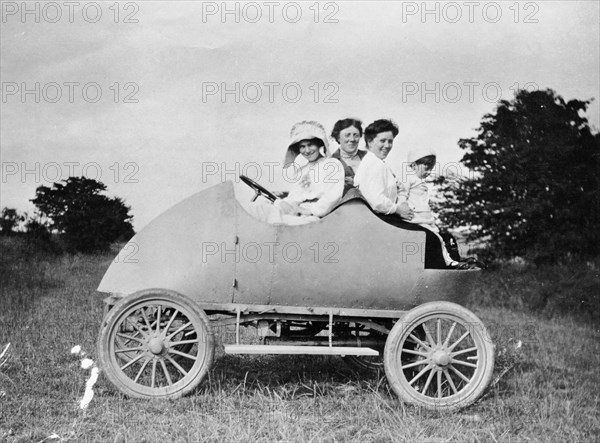 Robert Wil-de-Gose, his mother and nanny in 'The Bug', 1912. Artist: Unknown