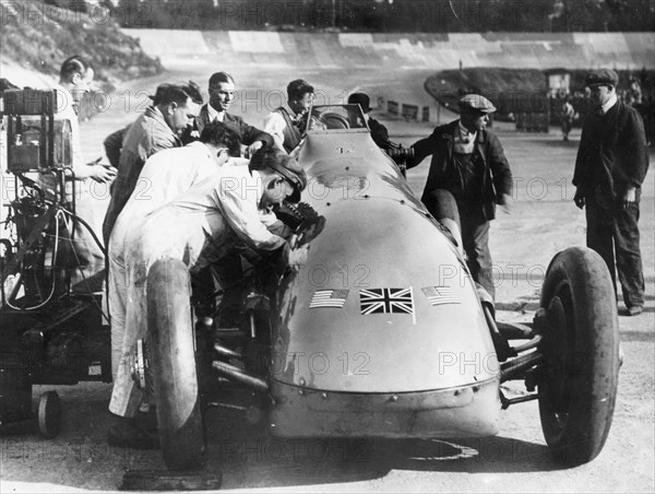 Bluebird at Brooklands, Surrey,1928. Artist: Unknown