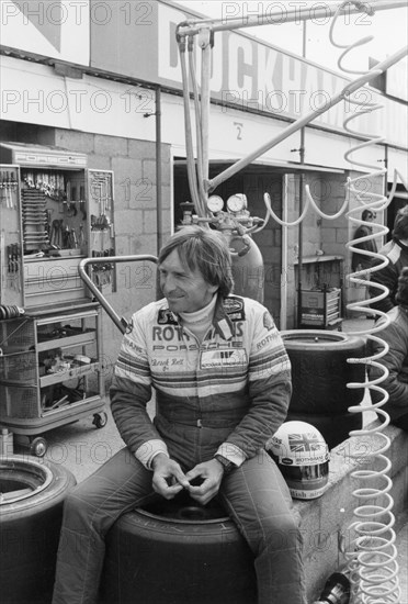 Derek Bell in the pits. Artist: Unknown