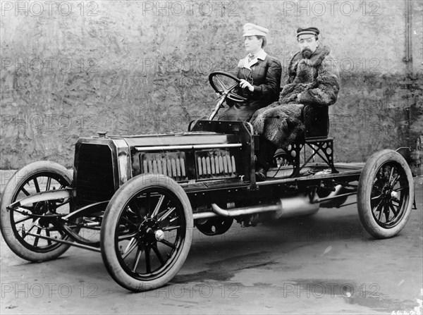 Madame du Gaste and Monsieur Barbarou in a Benz Parsifal, 1903. Artist: Unknown