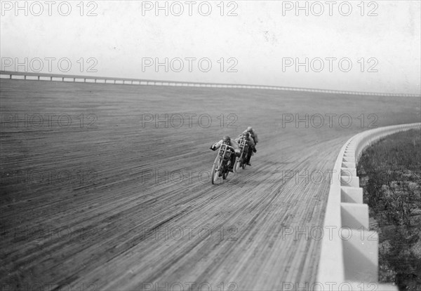 Motorbikes racing at Speedway Park, Maywood, Chicago, Illinois, USA, 1915. Artist: Unknown