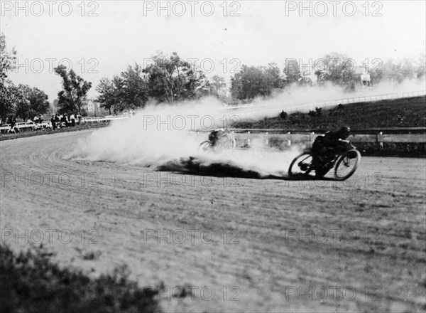 Dirt track motorbike racing, 1913. Artist: Unknown