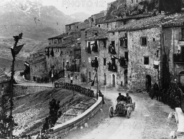 Felice Nazzaro driving through Pettralia Sottana in a Fiat, in the Targa Florio race, Sicily, 1907. Artist: Unknown