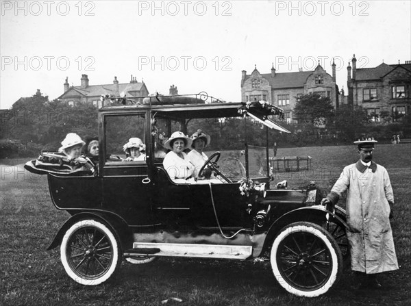 People with a 1914 Model T Ford , 1914. Artist: Unknown